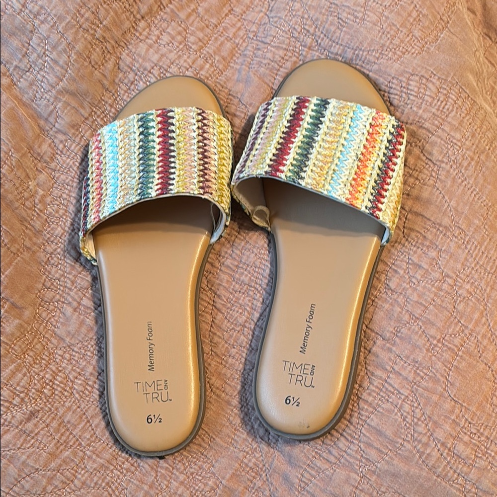 Time and Tru Cream and Green Sandals Vibrant Woven Design